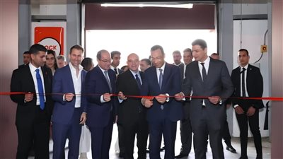 وزير الاتصالات يفتتح أكبر مركز توزيع للتجارة السريعة في منطقة الشرق الأوسط