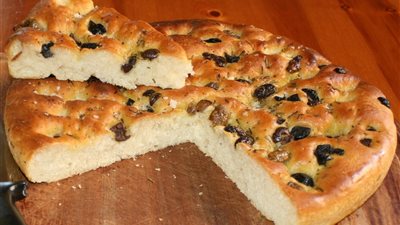خبز الفوكاتشيا الكلاسيكي.. وصفة إيطالية سهلة بطعم غني