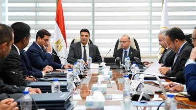 وزيرا الاستثمار والصناعة يبحثان مع شركة 