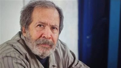 شاب يؤدي العمرة نيابة عن سامي عبد الحليم.. ودعوات واسعة له بالشفاء
