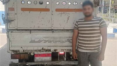 ضبط سائق ربع نقل يستخدم كشافًا قويًا على طريق صلاح سالم
