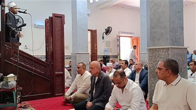 محافظ الأقصر يؤدي صلاة الجمعة بمسجد شركة مياه الشرب والصرف الصحي بالعوامية