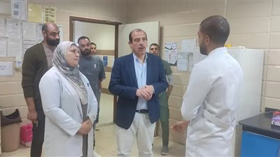 نائب وزير الصحة يُحيل مسؤولين للتحقيق ويكافئ مستشفى 15 مايو لتميز الأداء