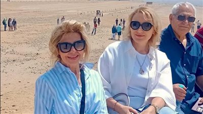 رئيس الاتحاد الدولي لرفع الأثقال وأسرته في زيارة للأهرامات.. وانبهار عالمي بسحر الحضارة الفرعونية