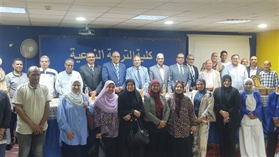 تكريم موظف بكلية التربية النوعية بقنا بمناسبة بلوغه سن التقاعد
