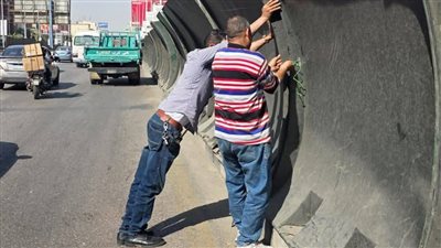 حي غرب القاهرة يرفع كفاءة السلامة أعلى كوبري أكتوبر ويؤمّن الحواجز المرورية