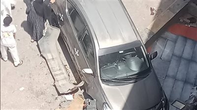 سيارة تسير عكس الإتجاه  تدهس سيدة على طريق الوراق – المناشي 