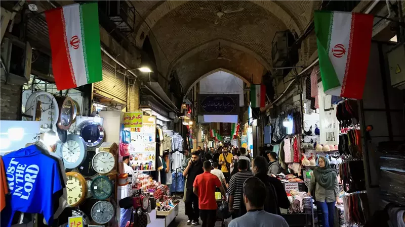 متسوقون يتجولون في السوق الكبير في طهران
