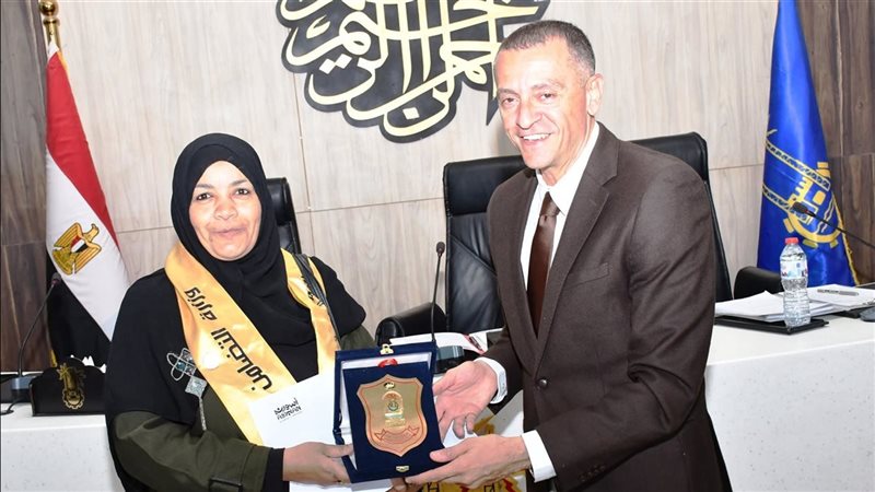 محافظ أسوان يكرم الأمهات المثاليات 
