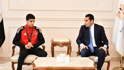 وزير الرياضة يستقبل عبد الله حسونة بعد إنجازه القاري في المصارعة
