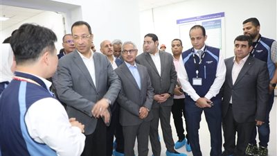 محافظ بني سويف يستقبل وزير الاتصالات في مستهل زيارته داخل مجمع مصانع سامسونج
