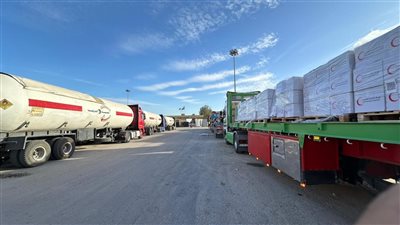 الهلال الأحمر يطلق قافلة «زاد العزة» 187 بحمولة أكثر من 3 آلاف طنًا من المساعدات الإنسانية 