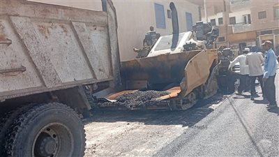بدء رصف شارع مجلس المدينة القديم بمدينة منفلوط لتحسين الحركة المرورية