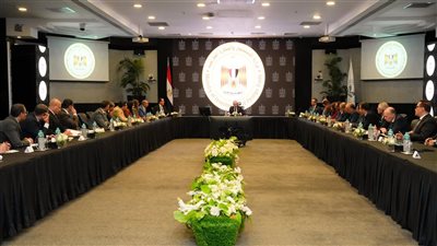 وزير التجارة الخارجية يعقد اجتماعا موسعا مع الهيئة العامة للاستثمار