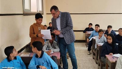 وكيل تعليم دمياط يتابع انطلاق امتحانات شهر أبريل من مدرسة الفاروق عمر