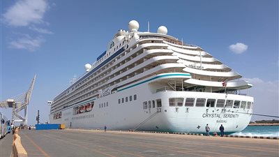 ميناء السخنة يستقبل السفينة السياحية CRYSTAL SERENITY بأكثر من 1100 فرد