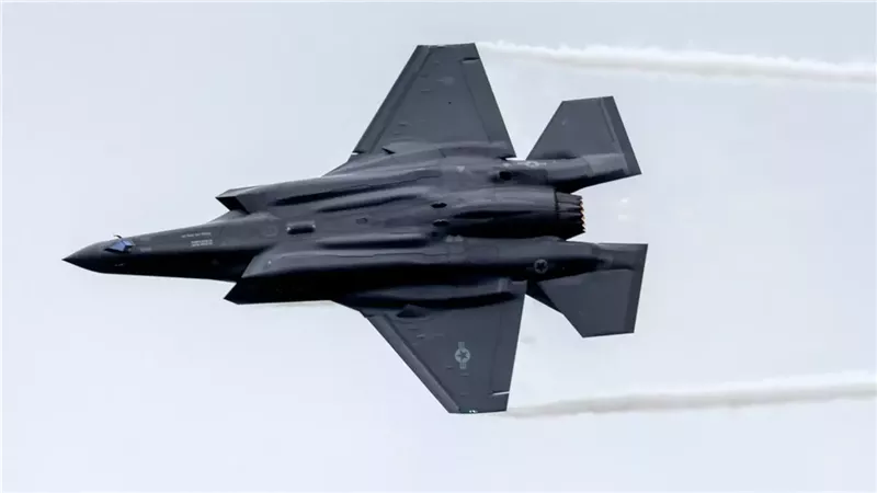 Lightning II وF-15 Eagle