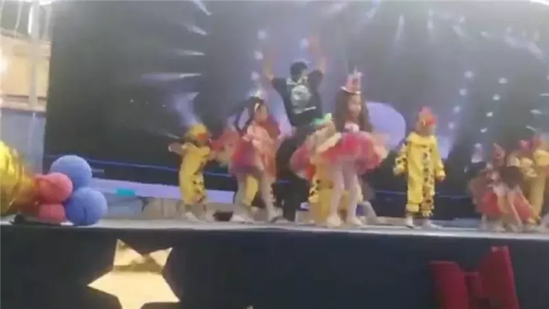  انهيار شاشة عرض ضخمة على أطفال KG2 بمدرسة