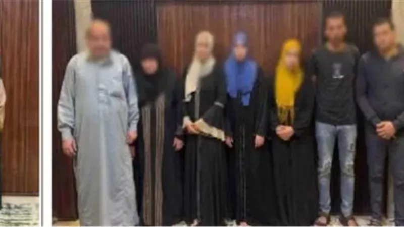 المتهمون عقب القبض عليهم