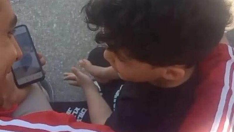 الأب أثناء احتضانه للطفل 