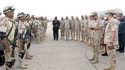 الفريق أشرف سالم زاهر يلتقى عددا من مقاتلى المنطقة الغربية العسكرية