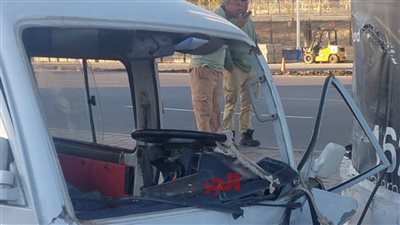حادث تصادم أمام الجامعة الأمريكية بالتجمع الخامس وإصابة السائق