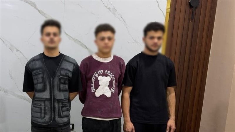 المتهمون عقب القبض عليهم