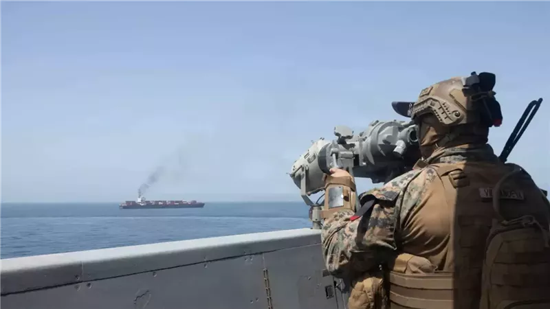 جندي أمريكي يراقب مضيق هرمز