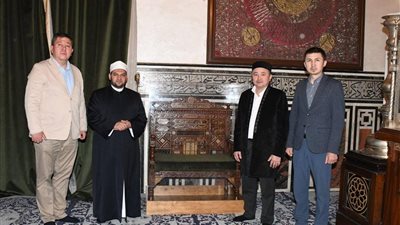 وفد كازاخستاني يزور مسجد الإمام الحسين ومسجد مصر بالعاصمة الجديدة