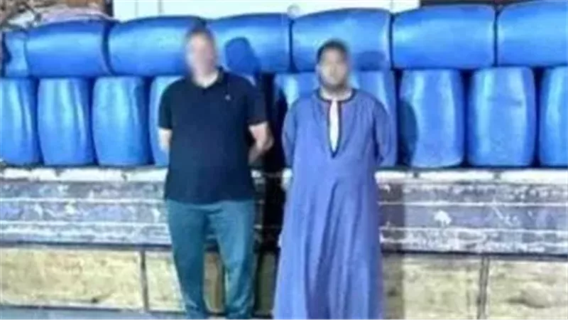 المتهمان عقب القبض عليهما