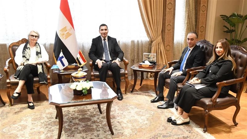 وزير الشباب والرياضة يبحث مع سفيرة فنلندا سبل التعاون 