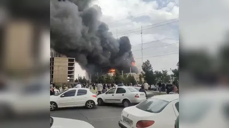 مقتل 3 وإصابة 26 في حريق مركز تجاري بطهران