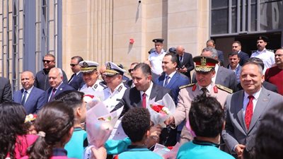 بالورود والأعلام.. محافظ دمياط يتقدم مسيرة طلاب المدارس احتفالاً بالعيد القومي