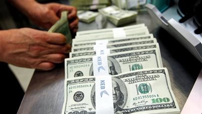 الدولار يواصل تراجعه أمام العملات الأجنبية.. ما الاسباب؟