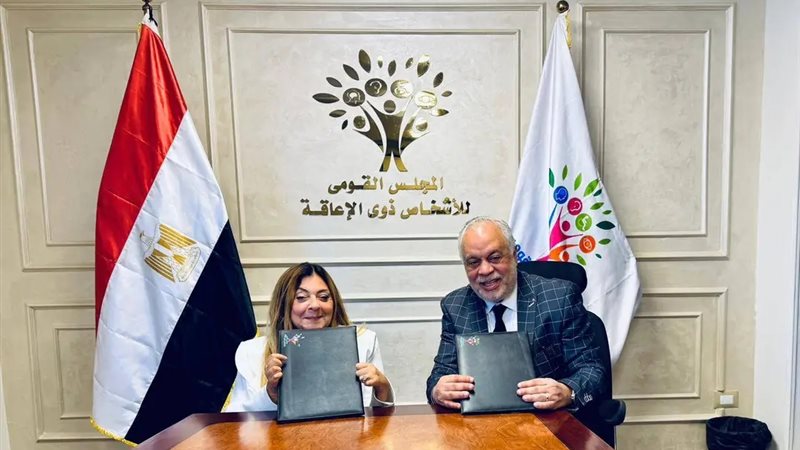 جانب من التوقيع 