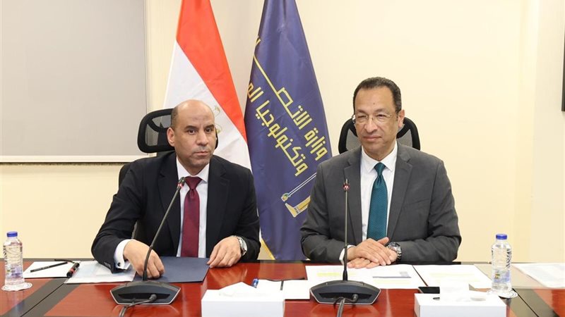 وزيرا الاتصالات والعمل يعلنان رقمنة استخراج كعب العمل في مصر