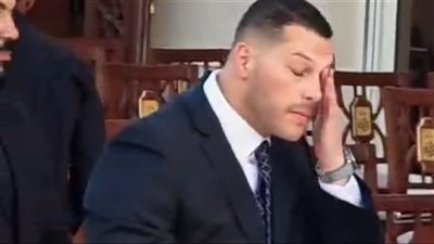 «أبويا ده قصة وحكاية».. نجل هاني شاكر ينهار بالبكاء في عزاء والده