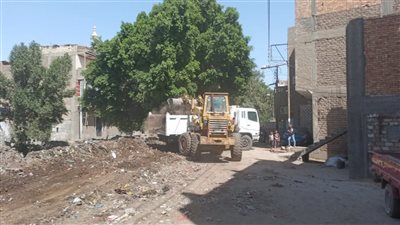 رفع 200 طن مخلفات وتراكمات نواتج تطهير ترعة بني قرة بالقوصية