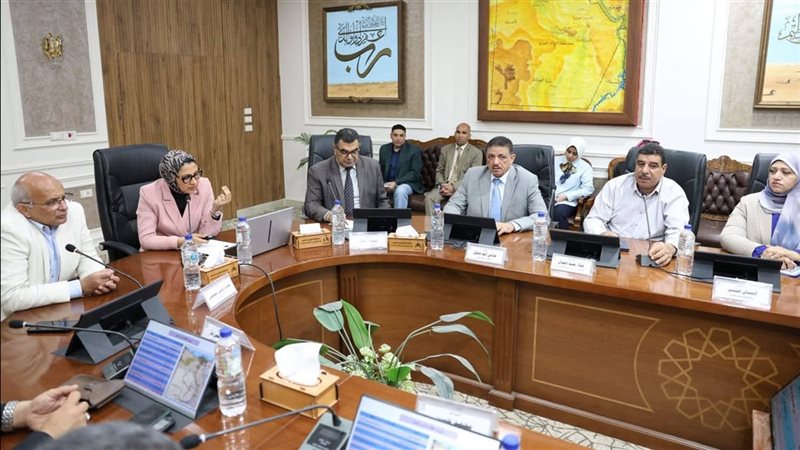 محافظ الوادي الجديد تلتقي وفد وزارة النقل 