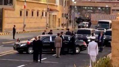 الرئيس السيسي يصطحب ماكرون في جولة داخل قلعة قايتباي بالإسكندرية
