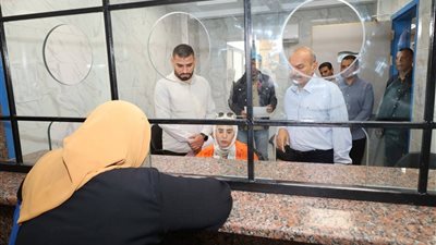 جولة مفاجئة لمحافظ السويس بمركز طب أسرة السادات.. تفاصيل
