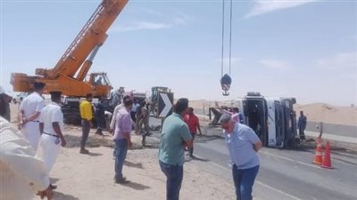 رئيس حي جنوب الغردقة يشرف على رفع سيارة نقل ثقيل انقلبت أعلى الدائري