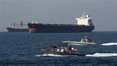 تراجع حاد في الملاحة بمضيق هرمز.. انخفاض العبور من 110 سفن إلى أقل من 6 يوميًا