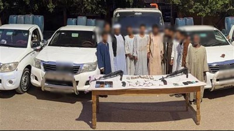 المتهمون عقب القبض عليهم