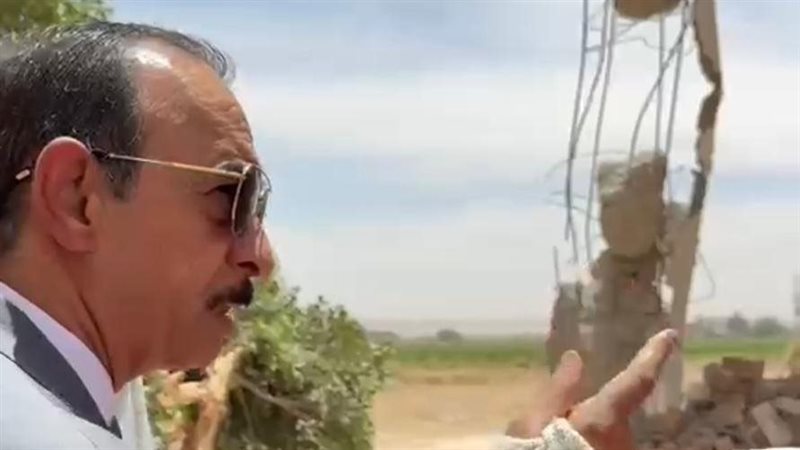محافظ سوهاج في احد مواقع الإزالات 