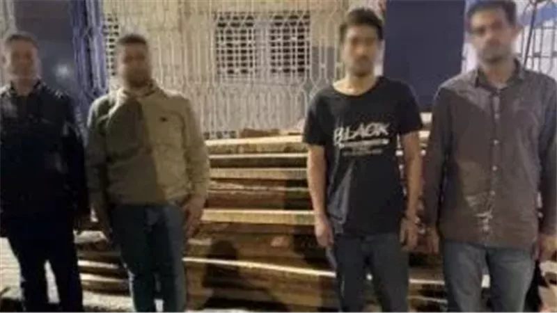 المتهمون عقب القبض عليه
