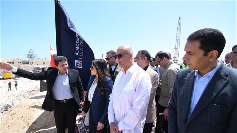  وزيرة الإسكان 
