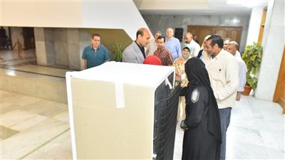محافظ أسيوط يسلم جهاز عروسة وكرسيين متحركين كهربائيين ضمن جهود الحماية الاجتماعية