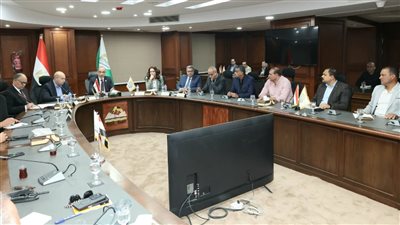الجيزة توجه رؤساء الأحياء بتكثيف العمل الميداني وضبط مخالفات البناء وتحسين الخدمات