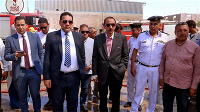محافظ سوهاج ومدير الأمن يتابعان تداعيات حريق مصنع لحلج الأقطان في طهطا
